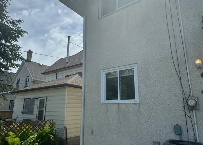 Walking Distance To St Boniface, Easy Parking