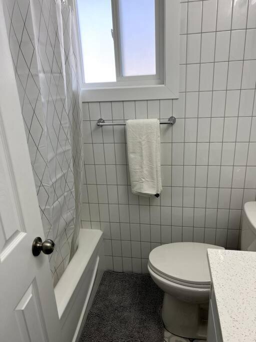 Walking Distance To St Boniface, Easy Parking Holiday home *