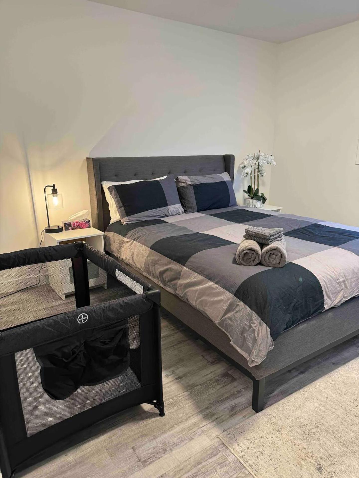 Walking Distance To St Boniface, Easy Parking Holiday home